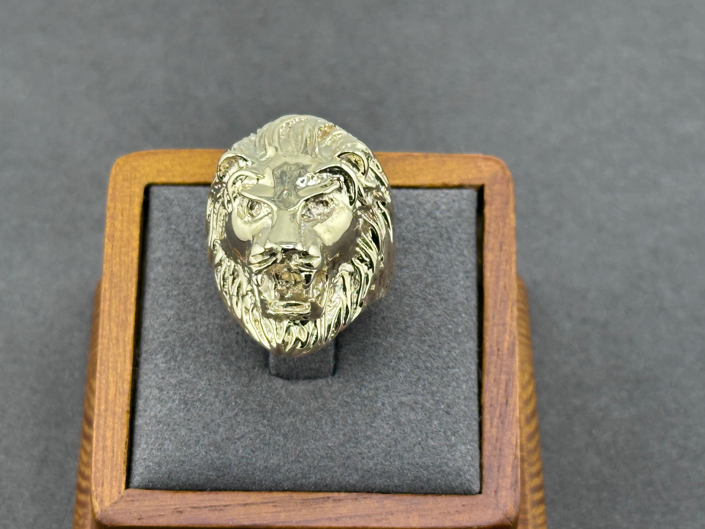 Anillo León Rugiente en Oro