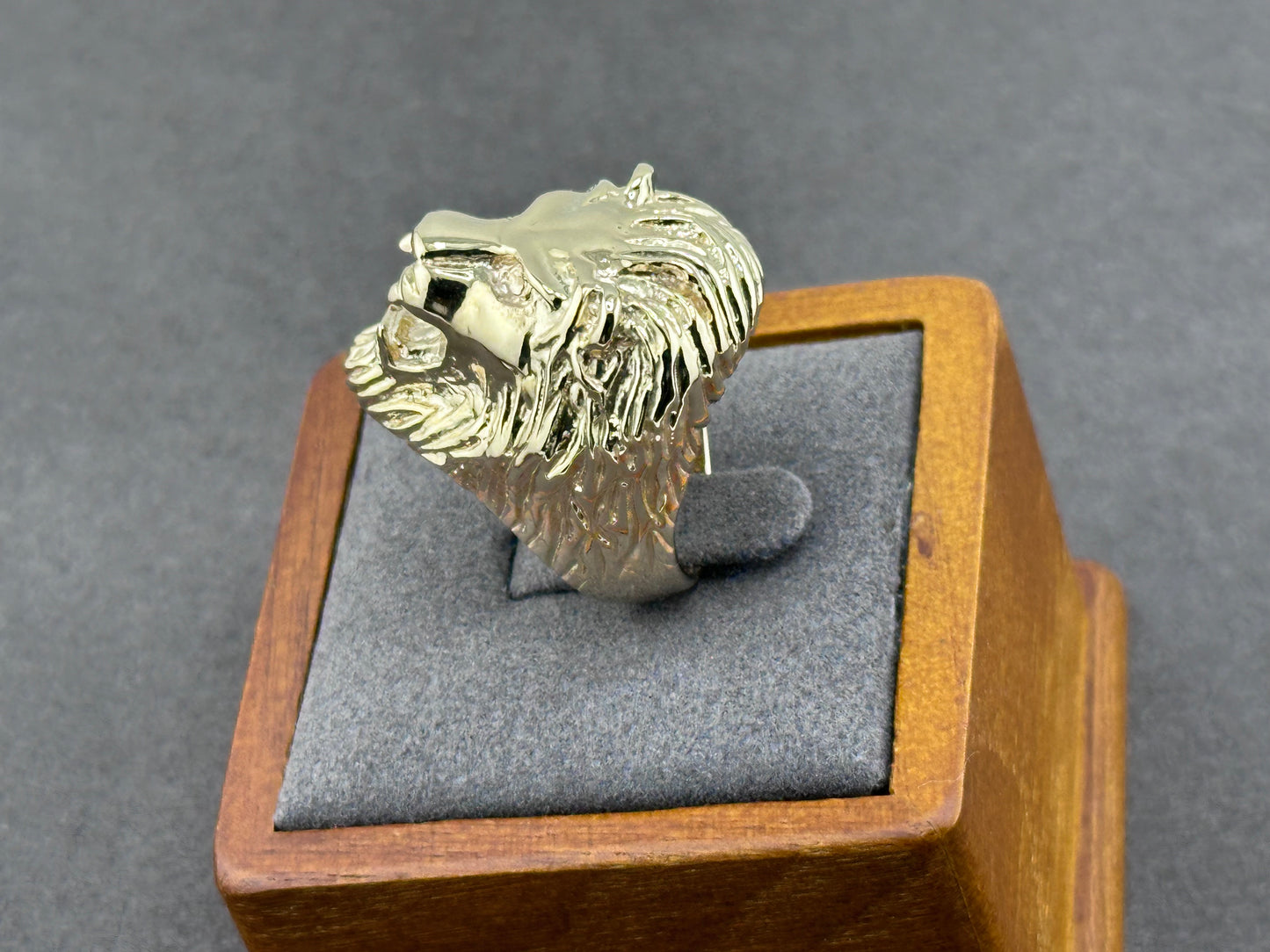 Anillo León Rugiente en Oro