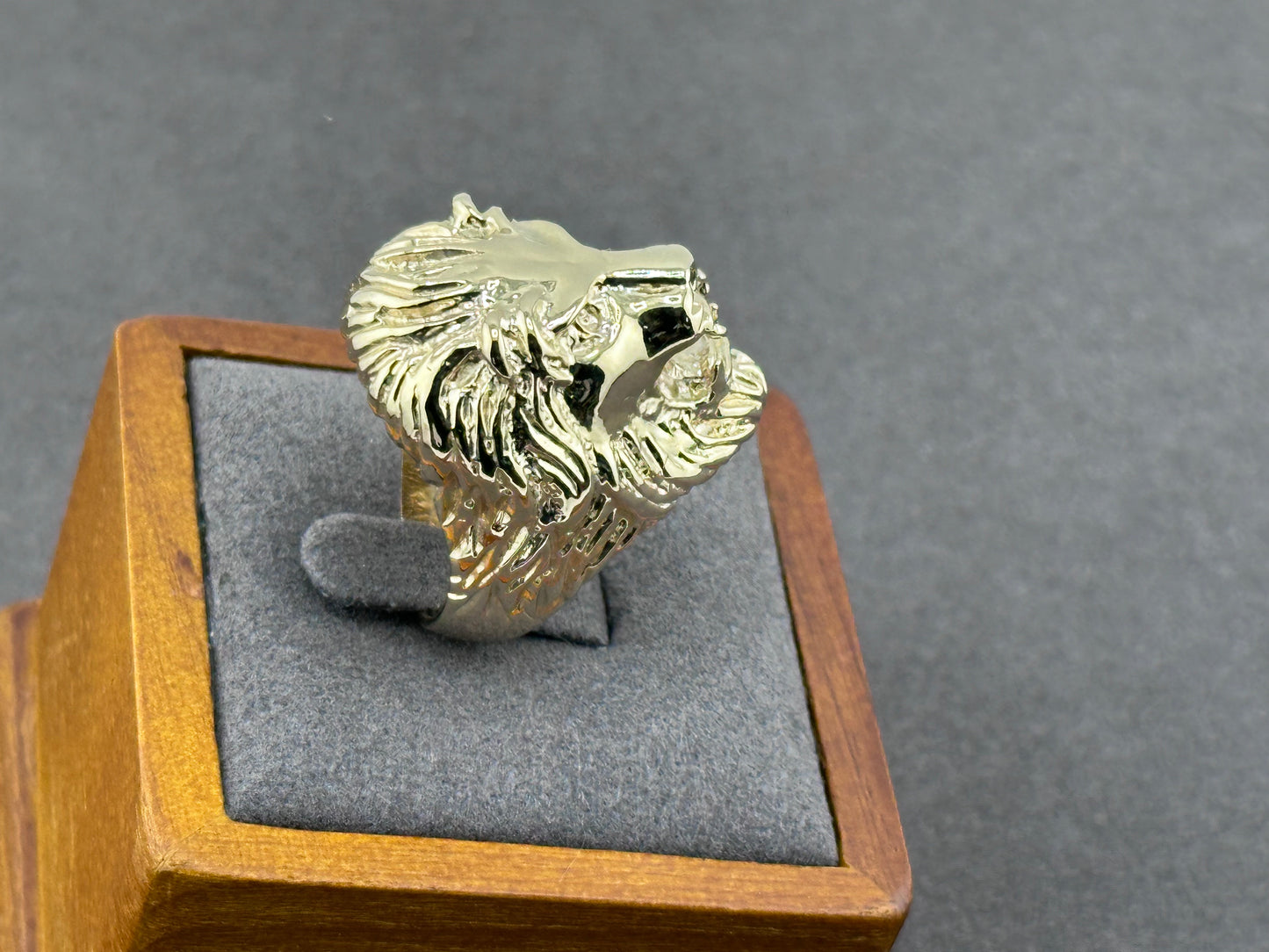Anillo León Rugiente en Oro